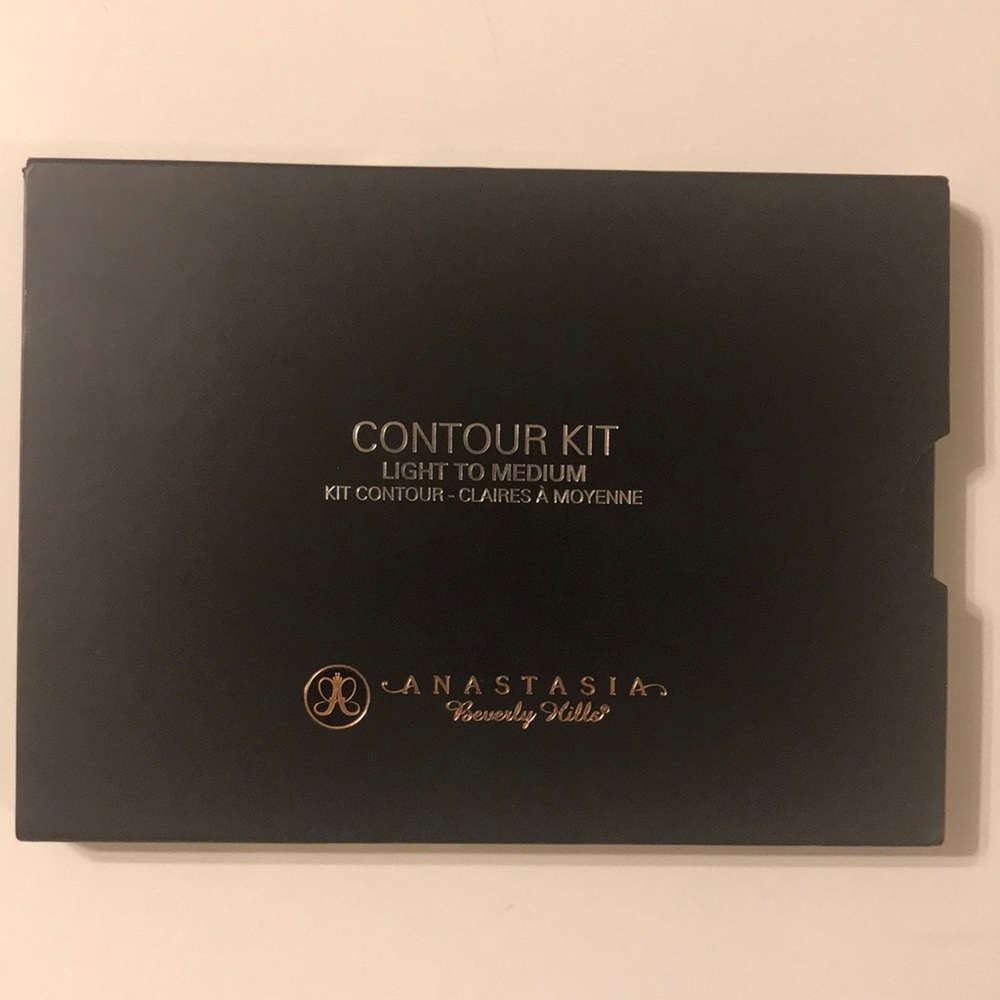 Powder Contour Kit light to medium. Never used!